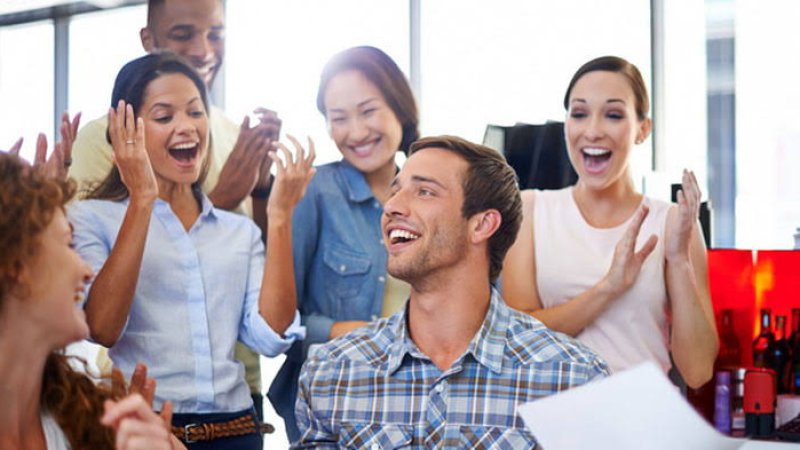 دا پنځه عادتونه به مو پر خلکو ډېر ژر ګران کړي!