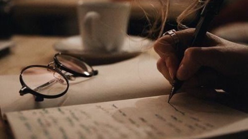 د افغان داستاني ادبياتو منځپانګه